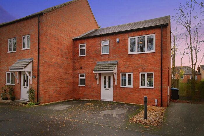 3 Bedroom Semi Detached House For Sale In Iverley Place, Rugby, CV21