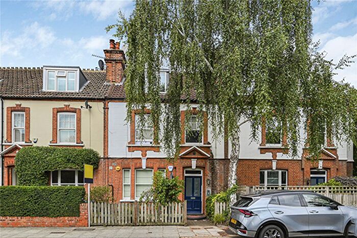 3 Bedroom Flat For Sale In Sheen Park, Surrey, TW9