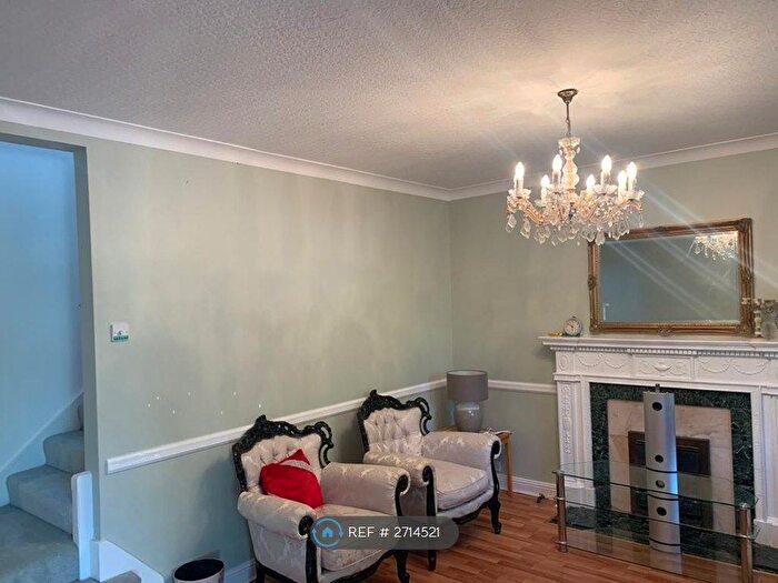 5 Bedroom Detached House To Rent In Noak Hill Road, Romford, RM3