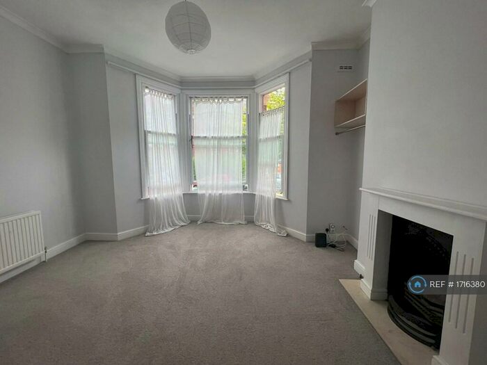 1 Bedroom Flat To Rent In Ickburgh Road, London, E5