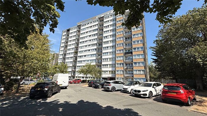 2 Bedroom Flat To Rent In Slewins Close, Hornchurch, Essex, RM11