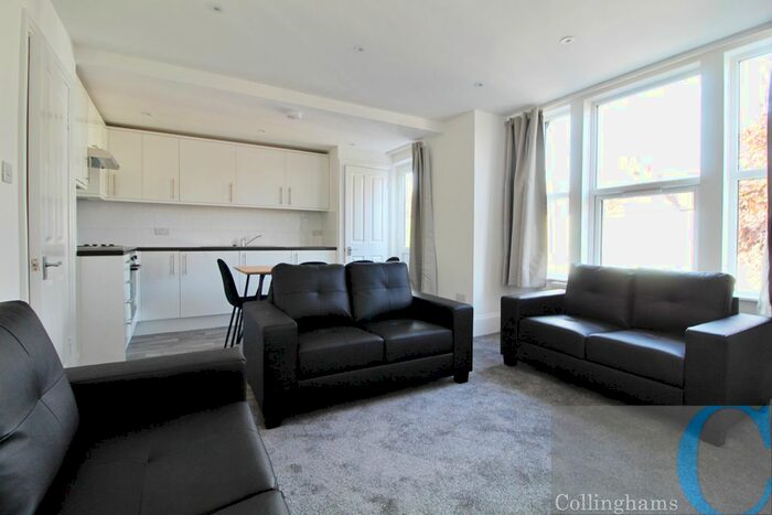 3 Bedroom Flat To Rent In Mantilla Road, London, SW17