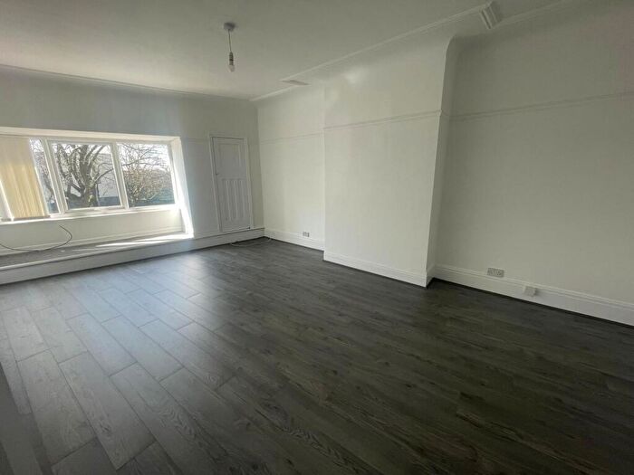 2 Bedroom Apartment To Rent In Queens Drive, L15