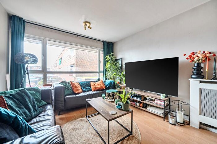 2 Bedroom Flat For Sale In Farnham Gardens, Raynes Park, SW20