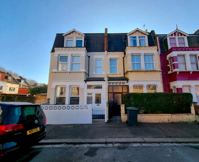 Flat To Rent In Hampden Road, Turnpike Lane, N8
