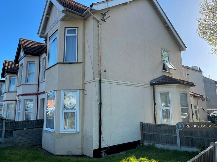 1 Bedroom Flat To Rent In Hamlet Court Road, Westcliff-On-Sea, SS0