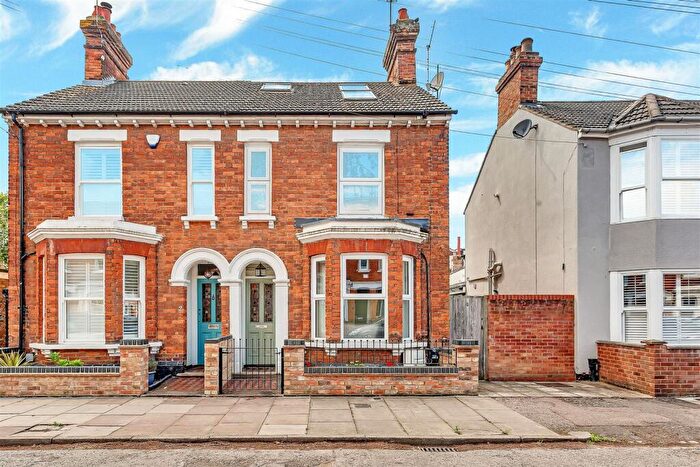 4 Bedroom Semi-Detached House For Sale In Dudley Street, Bedford, MK40
