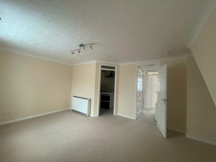 2 Bedroom Maisonette To Rent In Brickfield View, Rochester, ME2