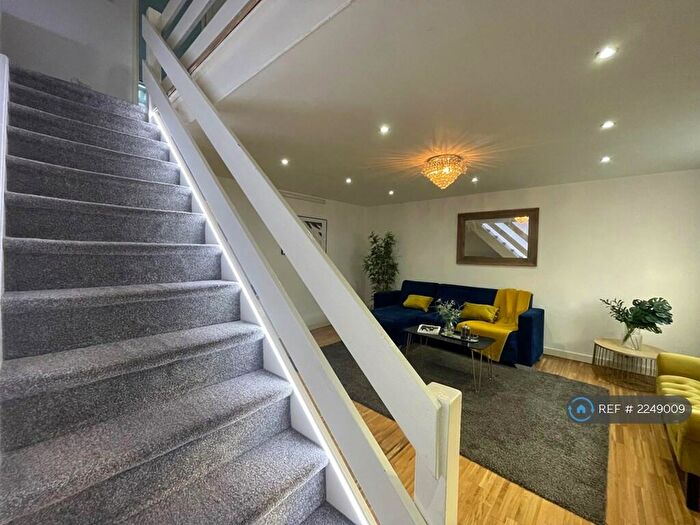 3 Bedroom End Of Terrace House To Rent In Belle Vue Road, Leeds, LS3