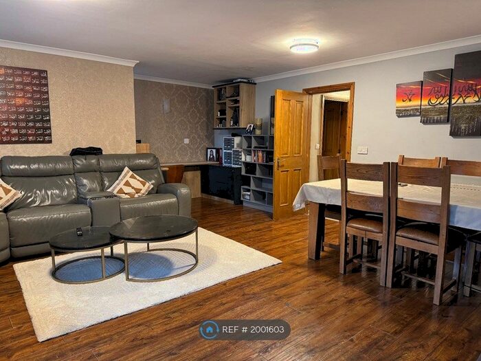 6 Bedroom Semi-Detached House To Rent In The Green, Rotherham, S60