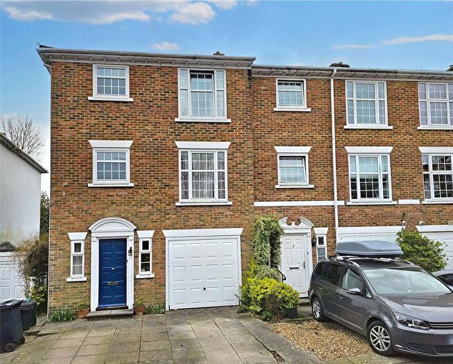 4 Bedroom End Of Terrace House For Sale In Heathfield Close, Midhurst, West Sussex, GU29