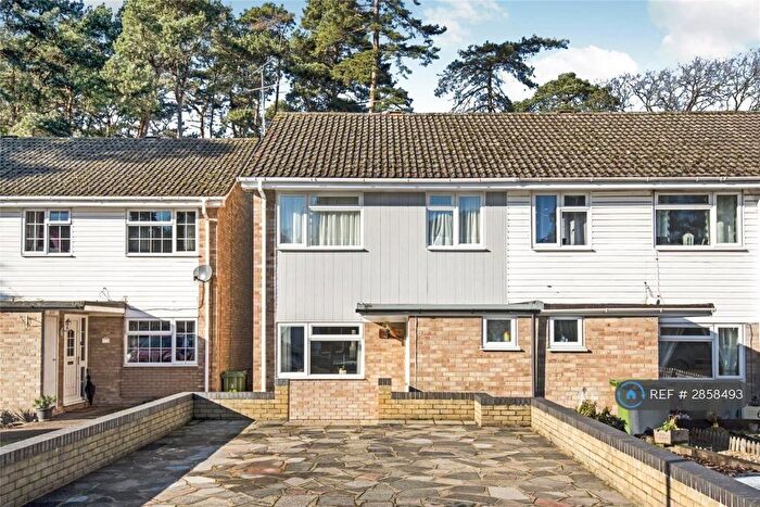 3 Bedroom End Of Terrace House To Rent In Roxburgh Close, Camberley, GU15