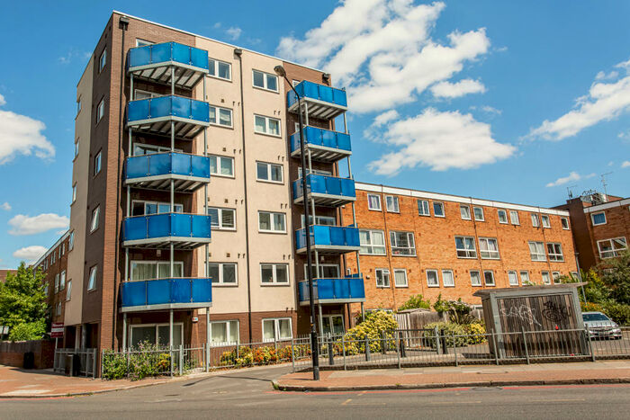 2 Bedroom Flat To Rent In Sullivan Court, Mile End, E3