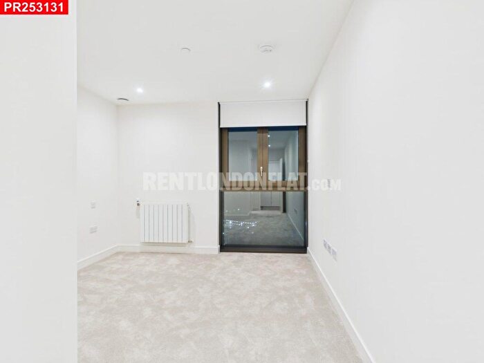 3 Bedroom Flat To Rent In West Ham – Bedrooms Flat, E16