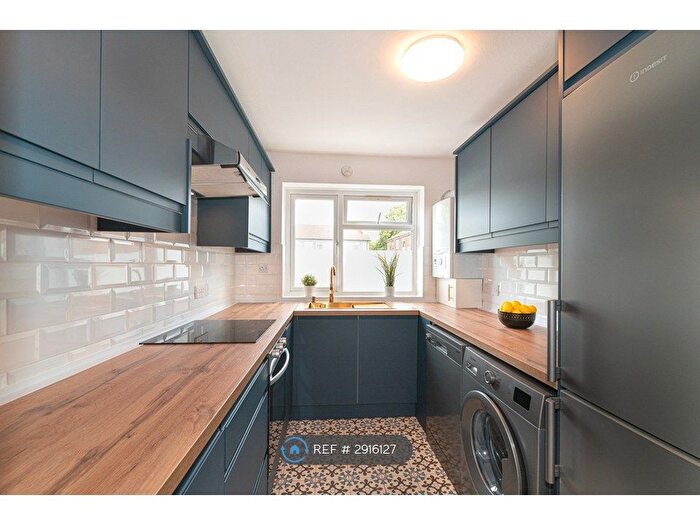 3 Bedroom Flat To Rent In Mitcham Junction, Mitcham, CR4