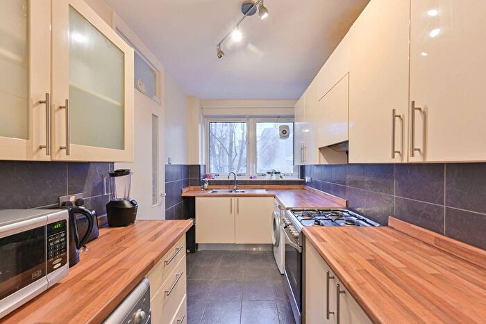 2 Bedroom Flat To Rent In Parkgate Road, Battersea Park, London, SW11