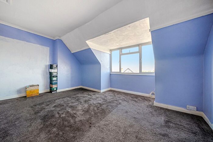 3 Bedroom Flat For Sale In Long Lane, Bexleyheath, DA7