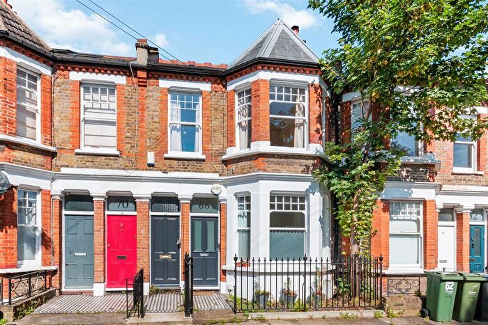 2 Bedroom Flat To Rent In Littlebury Road, London, SW4