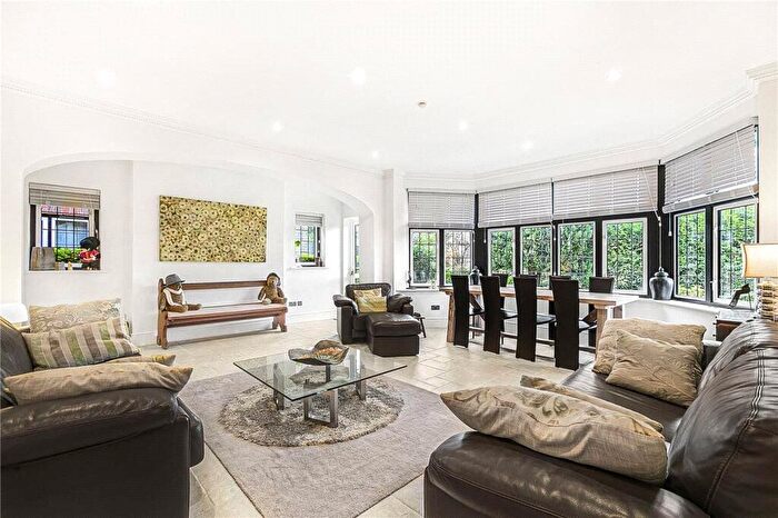 2 Bedroom Flat For Sale In Cockfosters Road, Barnet, EN4