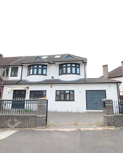 5 Bedroom Semi-detached House For Sale In Thurleston Avenue, Morden, SM4