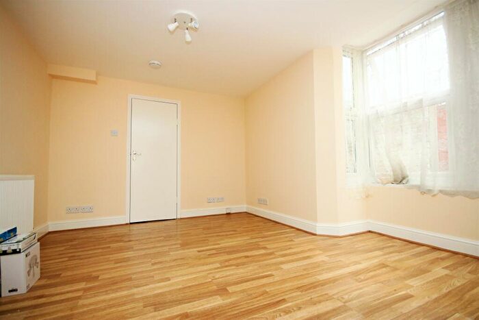 2 Bedroom Flat To Rent In Frobisher Road, Turnpike Lane, N8