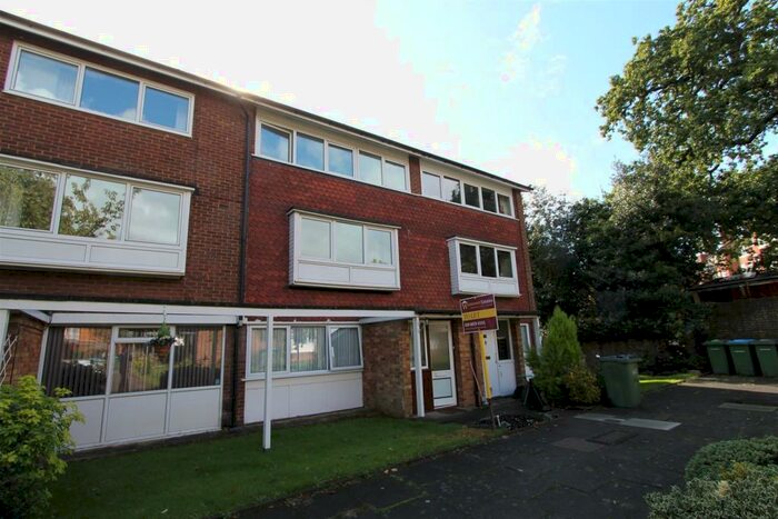 2 Bedroom Maisonette To Rent In Oakways, London, SE9