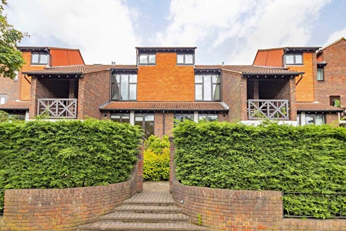 1 Bedroom Flat To Rent In Strawberry Vale, Twickenham, TW1