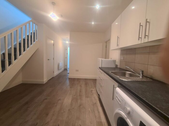 2 Bedroom Flat To Rent In Main Road, Chelmsford, CM1