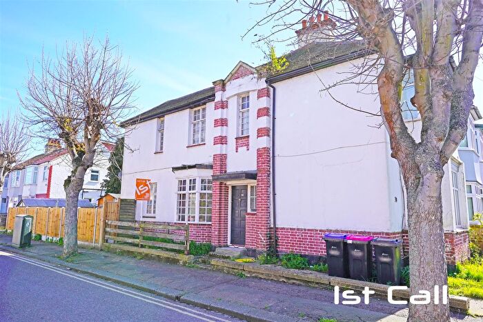 3 Bedroom End Terrace House For Sale In Westbury Road, Southend On Sea, SS2