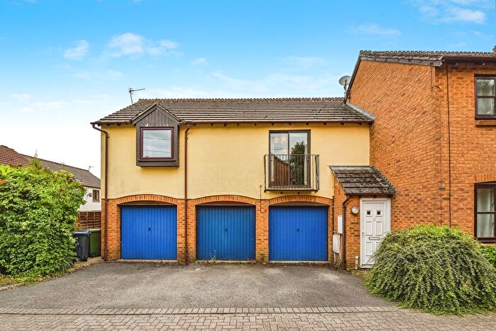 1 Bedroom Flat For Sale In Hollybush Close, Chippenham, SN14