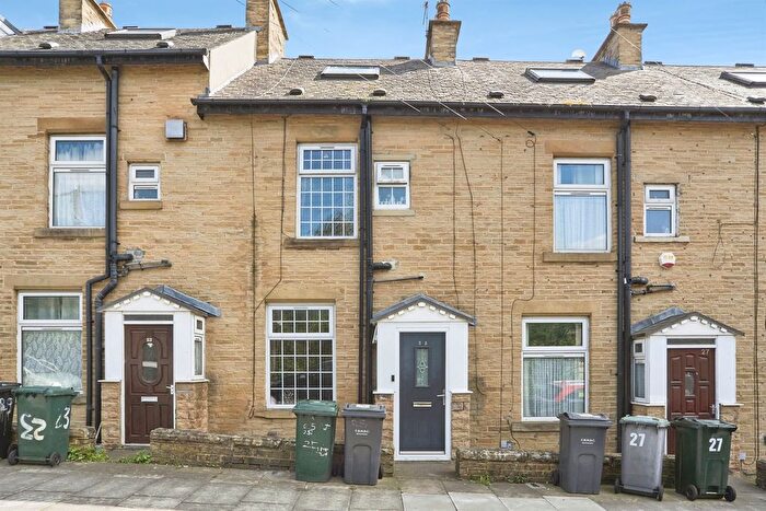 3 Bedroom End Of Terrace House For Sale In Dalton Terrace, Bradford, BD8
