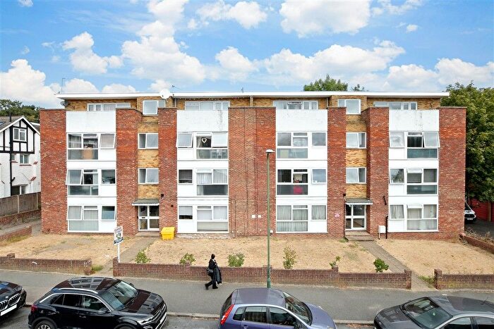 2 Bedroom Flat For Sale In Ross Road, Wallington, Surrey, SM6