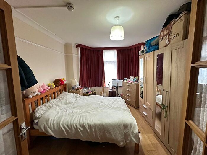 1 Bedroom Flat To Rent In Fountains Crescent, Southgate, N14