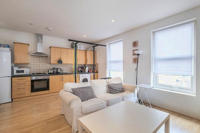 2 Bedroom Flat To Rent In Upper Tooting Road, London, SW17