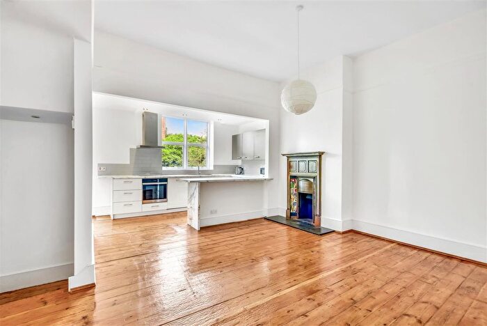 4 Bedroom Flat To Rent In Amhurst Road, London, E8