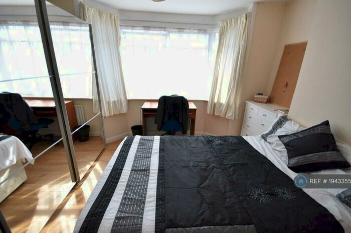 4 Bedroom Semi-Detached House To Rent In Burgess Road, Southampton, SO16