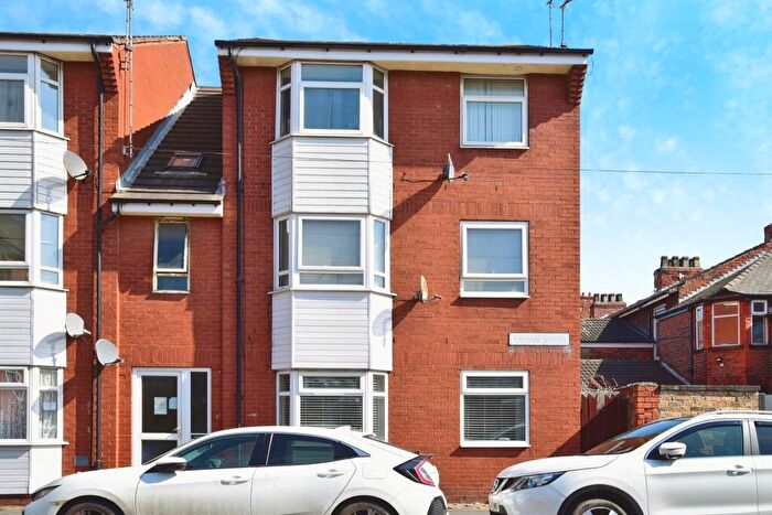 2 Bedroom Flat For Sale In Durham Court, Hull, HU8