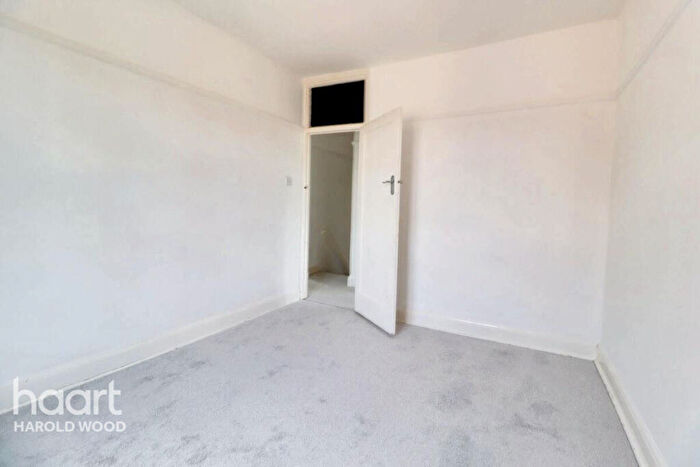 2 Bedroom Maisonette For Sale In Avenue Road, Romford, RM3