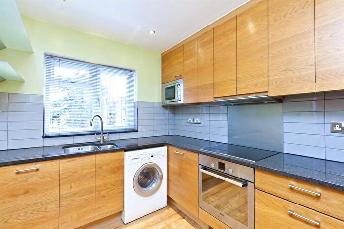 2 Bedroom Flat To Rent In Maple Road, Surbiton, Surrey, KT6