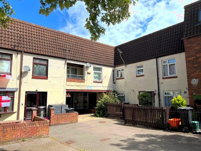 2 Bedroom Flat To Rent In Braxteds, Laindon, Basildon, SS15