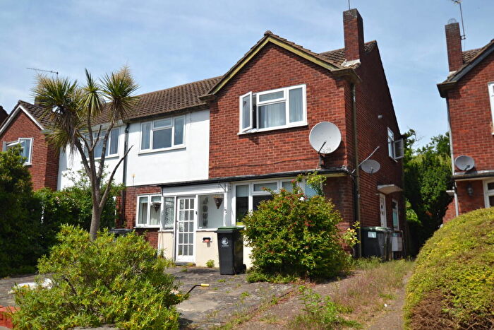 2 Bedroom Maisonette For Sale In Shrublands Close, Chigwell, Essex, London, IG7