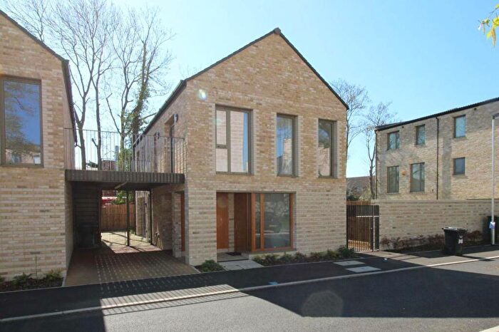 3 Bedroom Detached House To Rent In Farnsworth Drive, Edgware, HA8