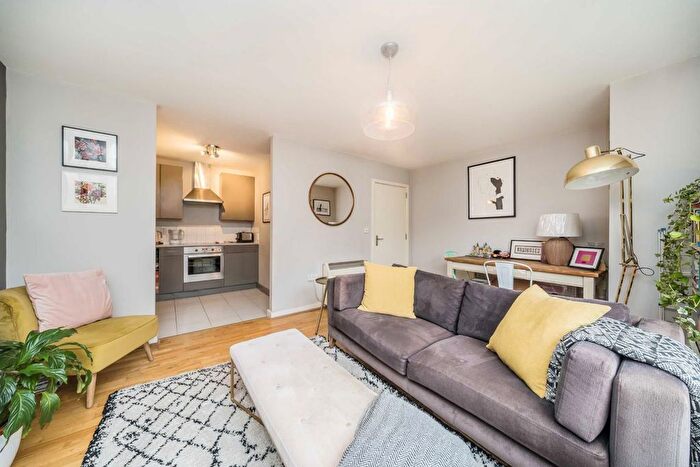 2 Bedroom Flat To Rent In Strand Drive, Kew, TW9