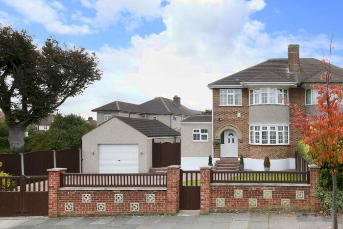 3 Bedroom Semi-Detached House To Rent In Strathaven Road London, SE12