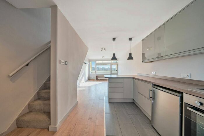 2 Bedroom Flat To Rent In Highcliffe Drive, Roehampton, London, SW15