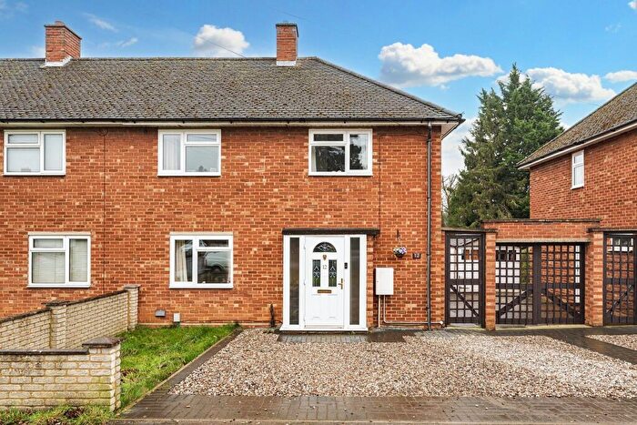 3 Bedroom Semi-Detached House For Sale In Woodhurst, Letchworth Garden City, SG6