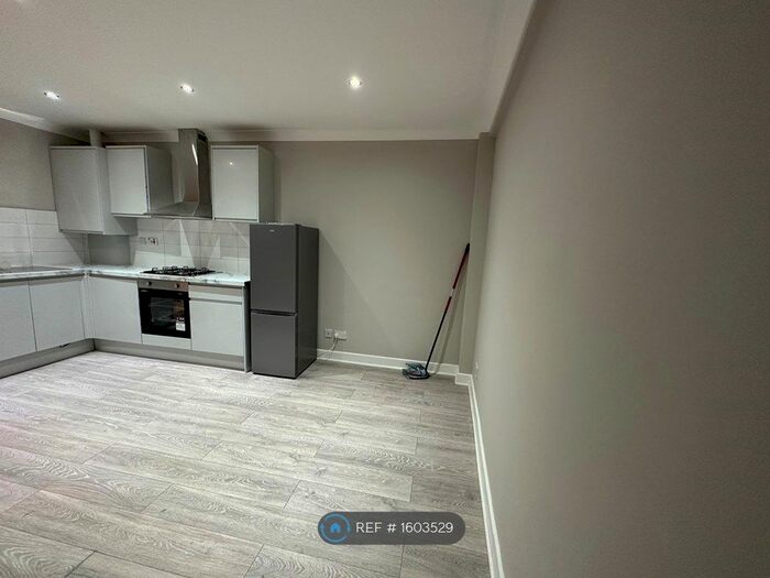 1 Bedroom Flat To Rent In Ground Floor Long Lane, Hillingdon, Uxbridge, UB10