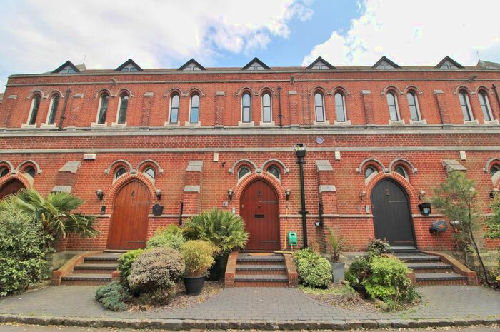 3 Bedroom Town House To Rent In Henderson Road, Southsea, PO4