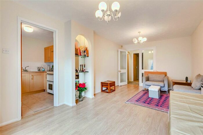2 Bedroom Apartment To Rent In Heddington Grove, Islington, N7