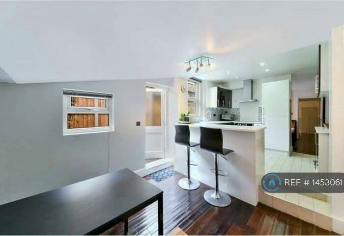 2 Bedroom Flat To Rent In Brook Drive, London, SE11